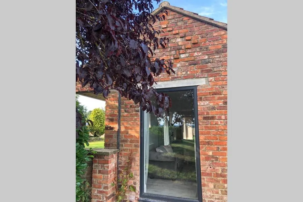Boundary Stable Villa Pickering